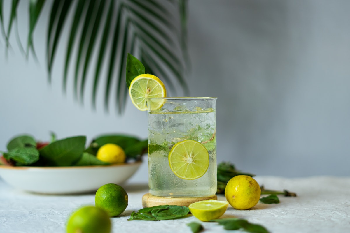 Bevande salutari in bicchieri trasparenti con ingredienti naturali