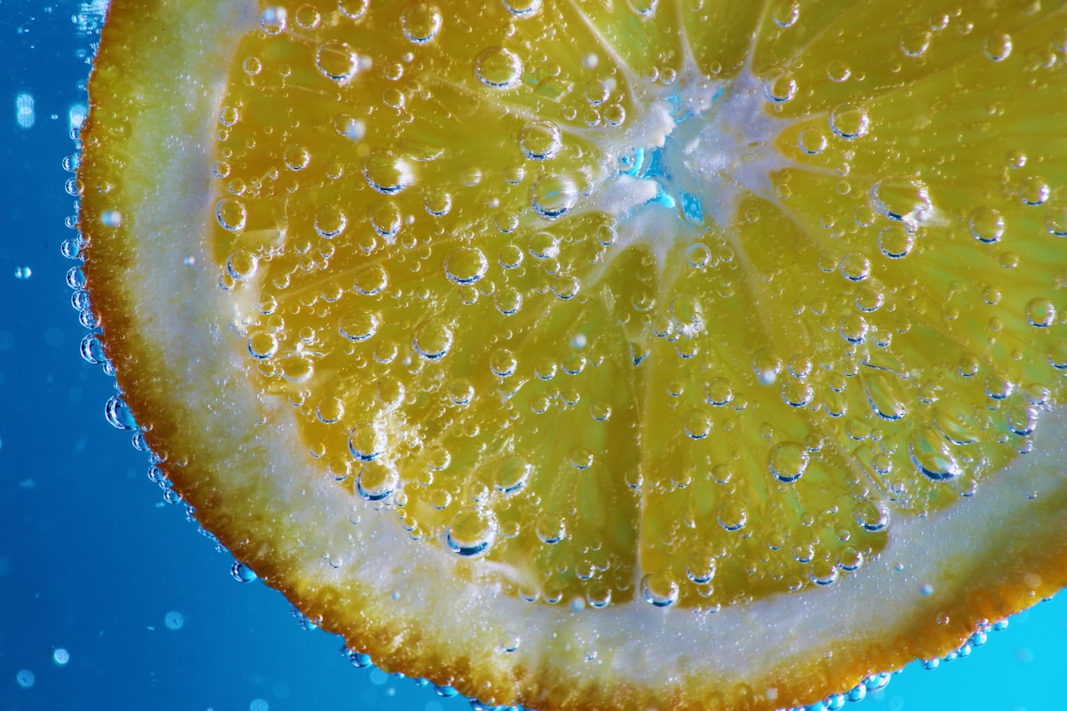 Acqua con limone e menta fresca in bicchiere