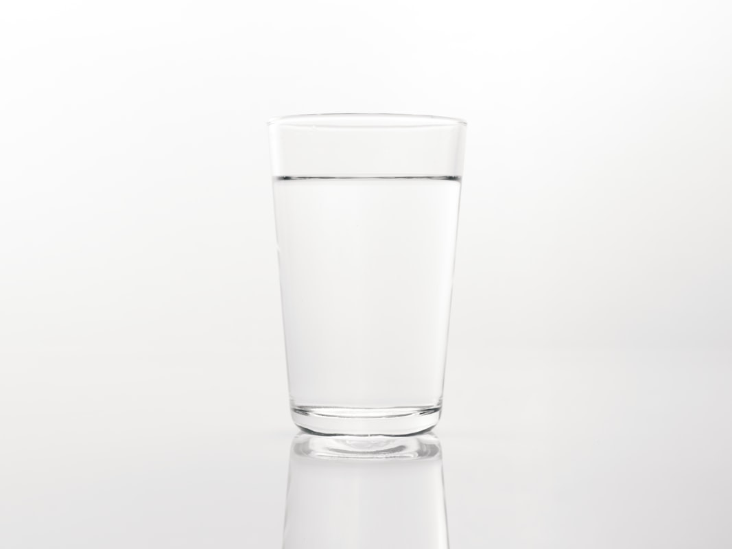 Acqua tiepida con miele in bicchiere trasparente
